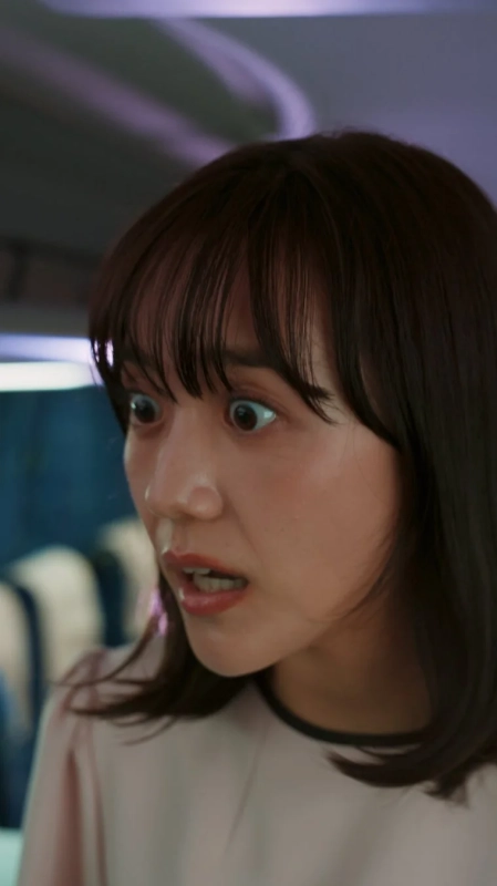 驚いた表情の女性