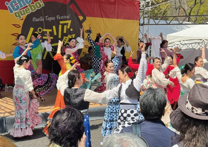 華やかな衣装でフラメンコを踊る女性たち