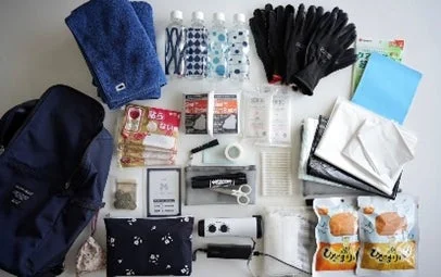 防災用品や非常持ち出し品が整然と並べられた写真