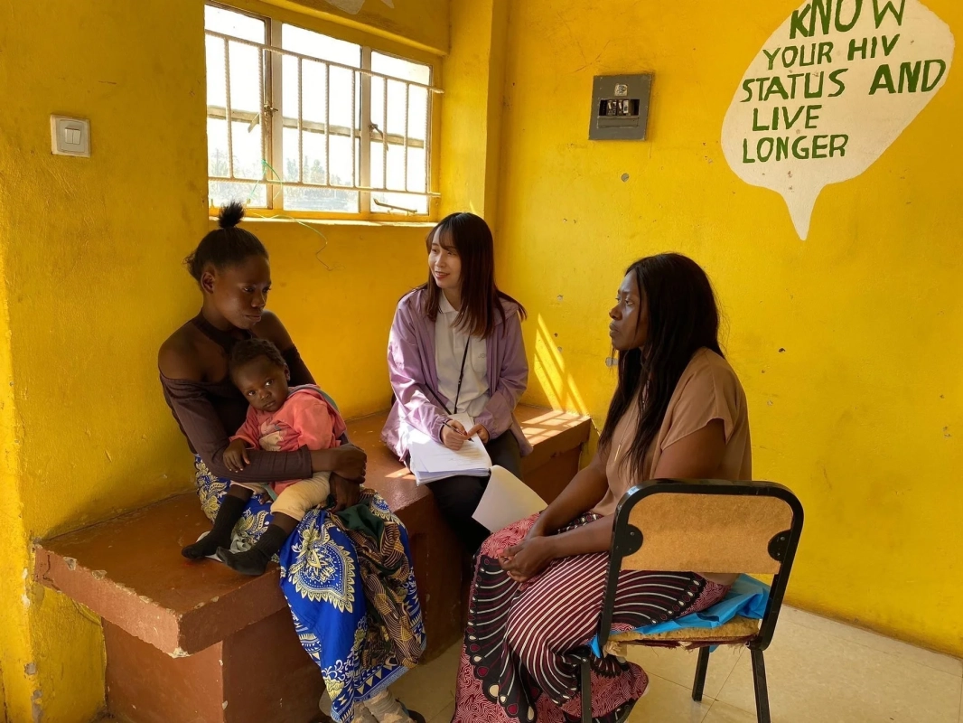 アフリカ,女性,子供,HIV啓発,健康教育,支援活動,国際協力,コミュニティ,室内,会話