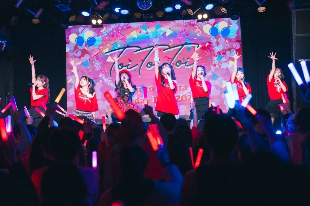 ライブ全体像と観客のペンライト