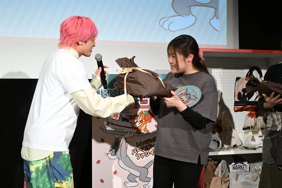 兼近大樹さんがトムとジェリーに囲まれてポーズをとっている様子