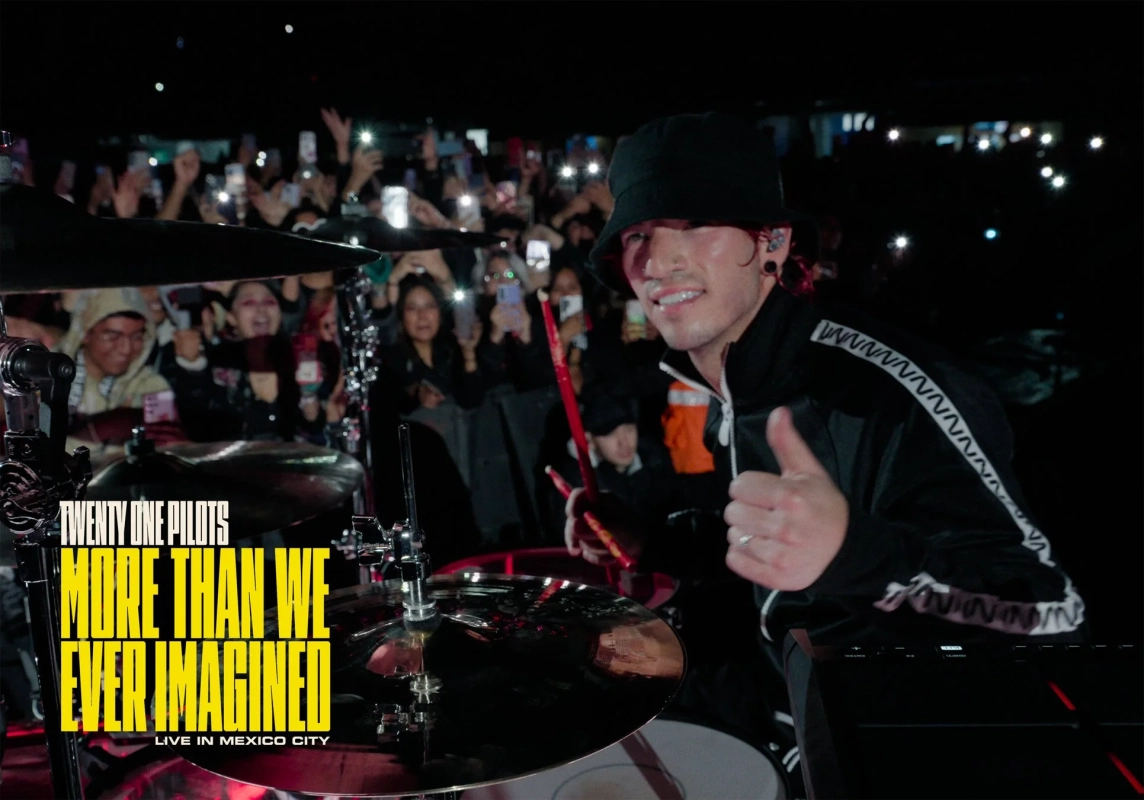 ドラマーと観客のライブ風景