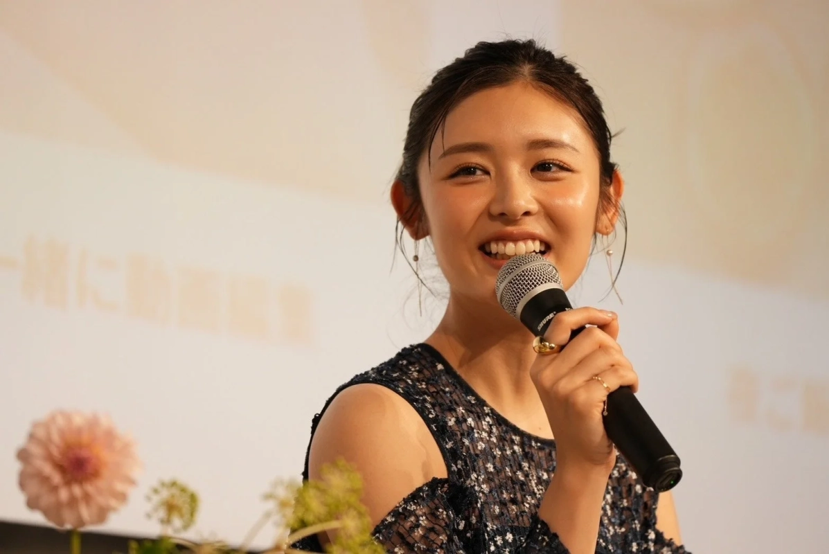 イベントでマイクを持ち、感謝を述べる古畑星夏さん