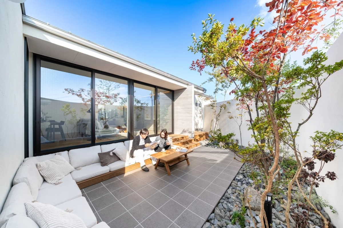 中庭でくつろぐ夫婦