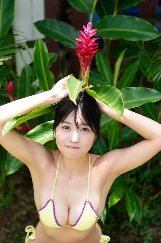 黄色いビキニ姿の南みゆかさん