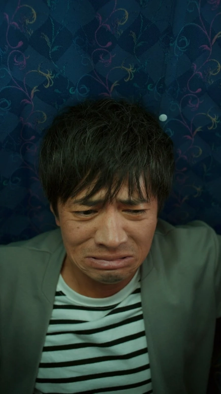 悲しそうな表情の男性