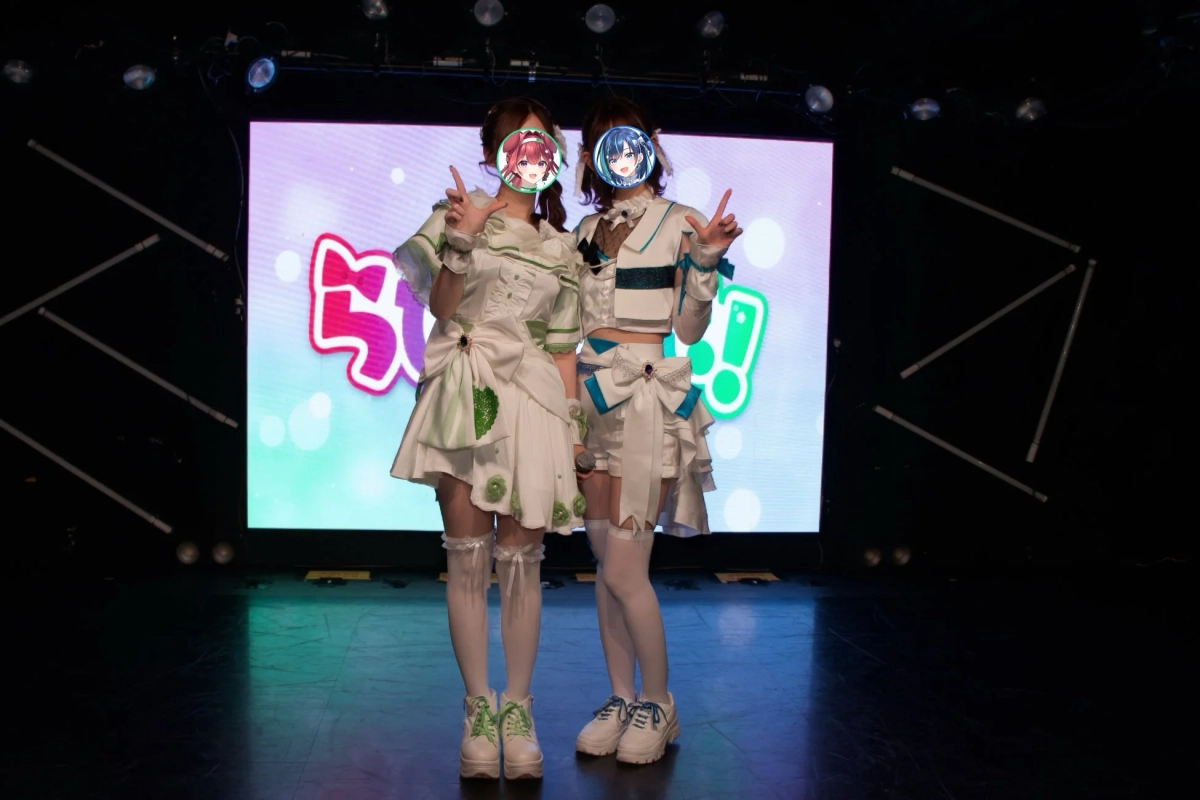 ステージでVサインをする二人