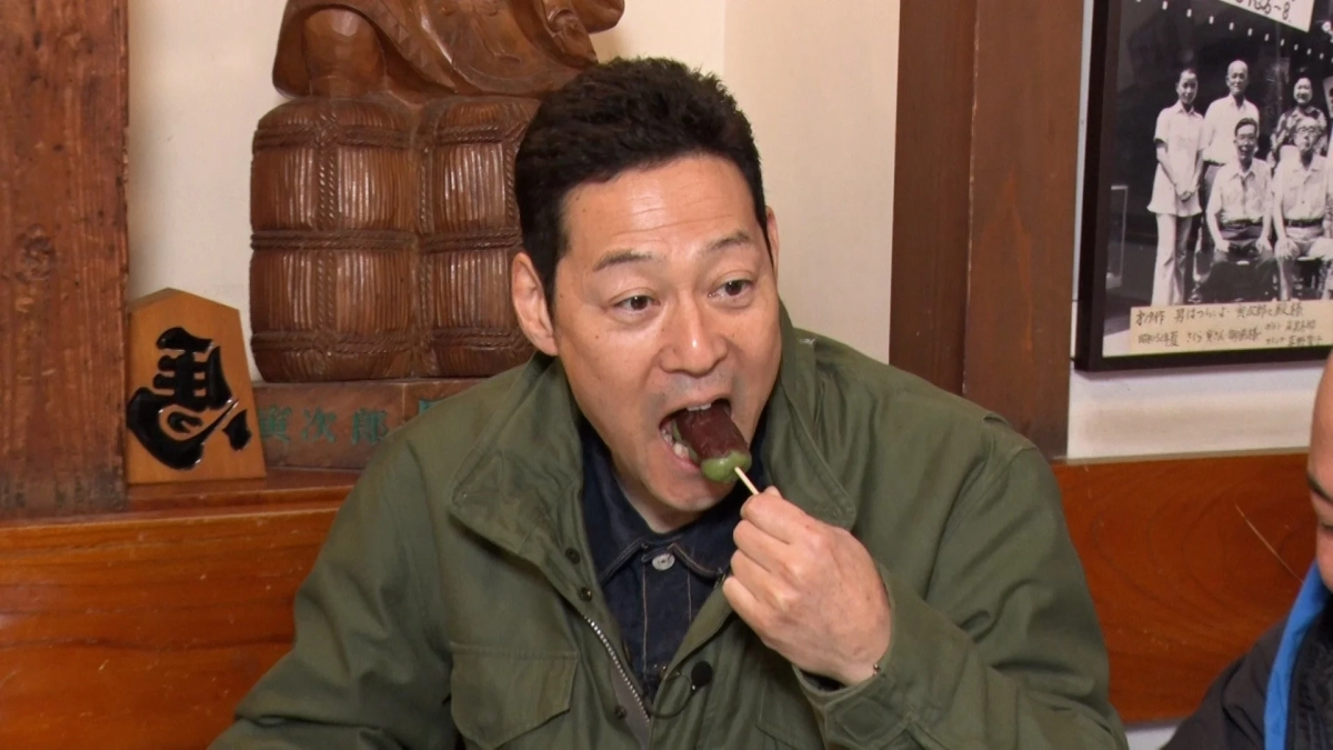 だんごを食べる男性