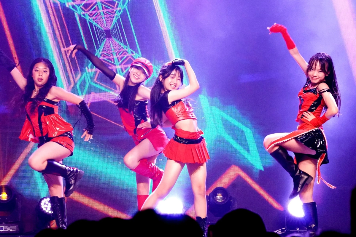 女性グループダンス