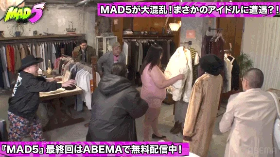 アパレルショップで買い物中のMAD5メンバー