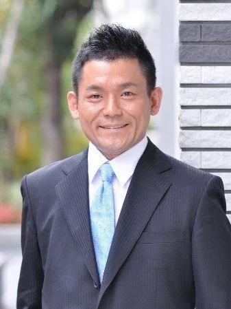 スーツ姿の男性