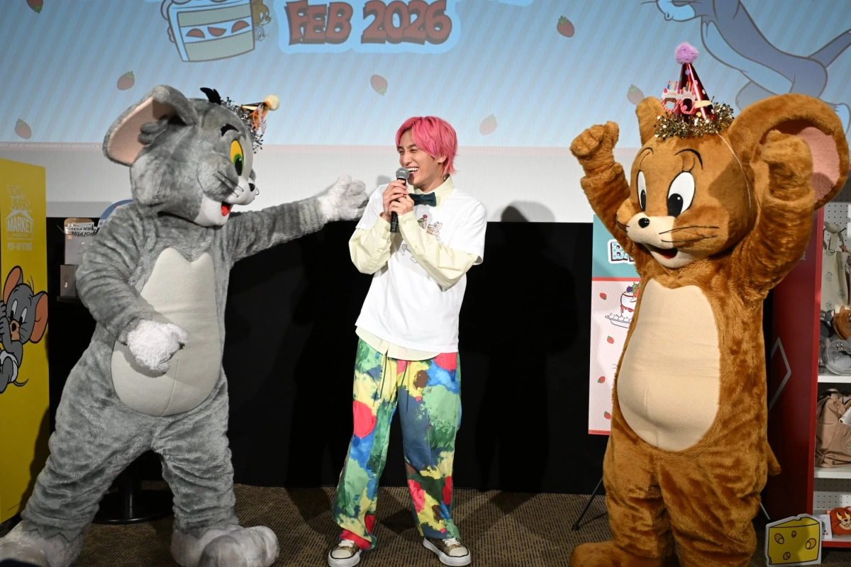 兼近大樹さんがトムとジェリーに囲まれて話している様子