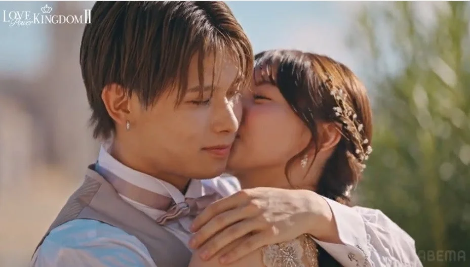 屋外で頬にキスをするかのさんとたいせいさん