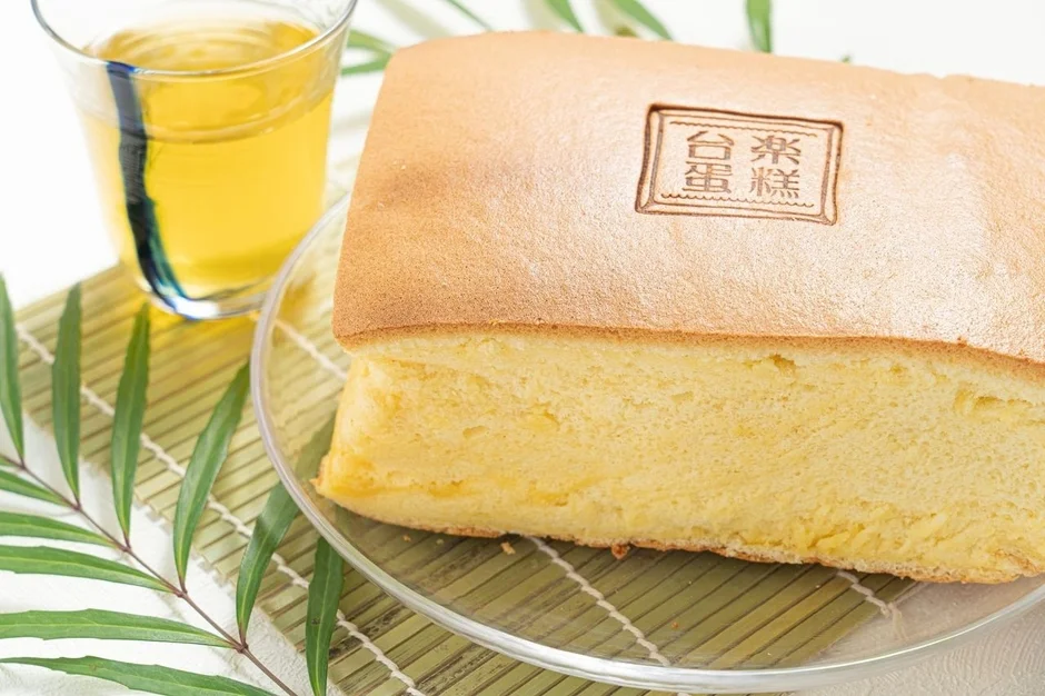 透明な皿に盛られた台湾カステラ