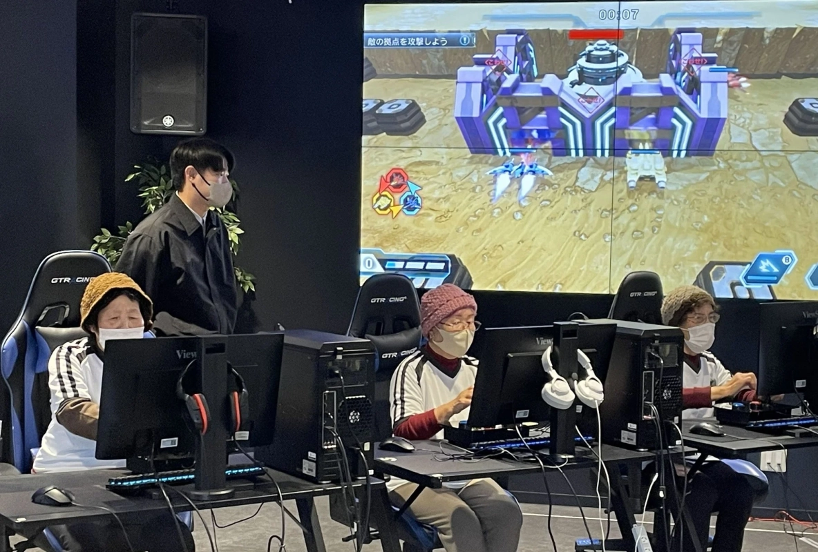 高齢者たちがeスポーツゲームを楽しんでいる様子