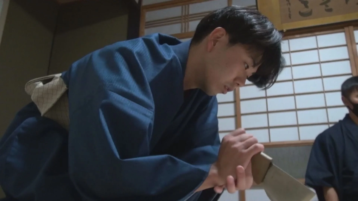 和室で作業する男性