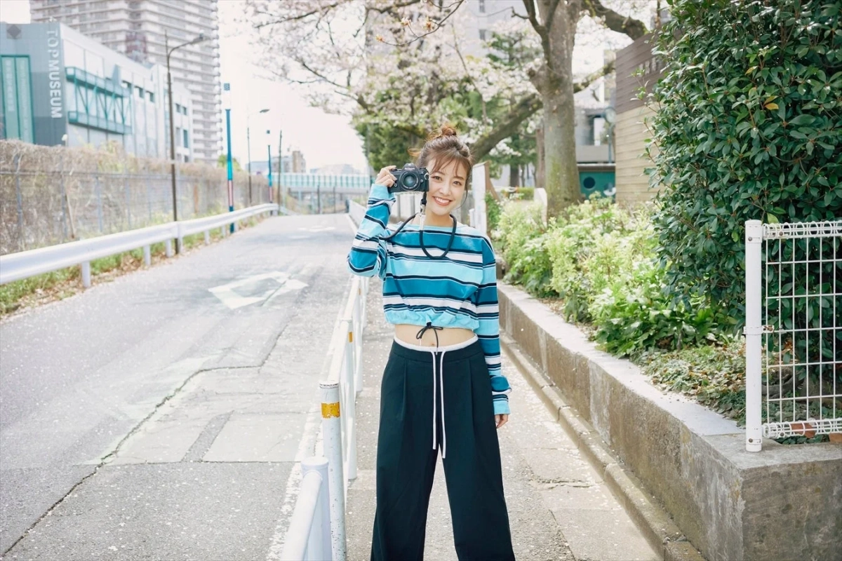 カメラを構える中川絵美里さん