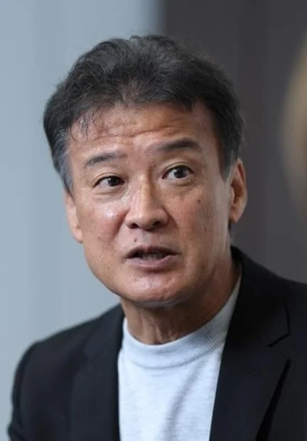 黒いジャケットを着た吉川徹氏のポートレート