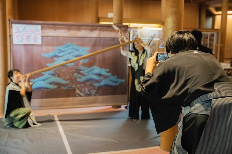 舞台上の狂言師