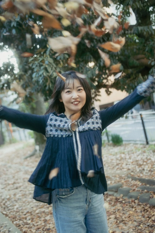 紅葉の中で笑顔を見せる惣田紗莉渚さん