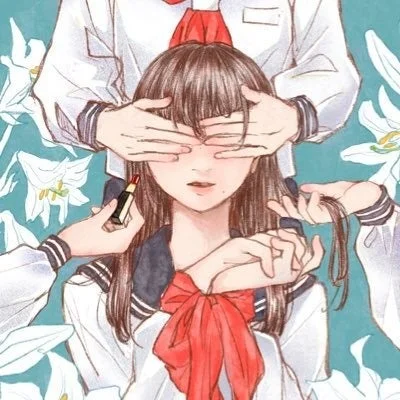 制服姿の少女が目隠しされ、複数の手によってリップを塗られているイラスト