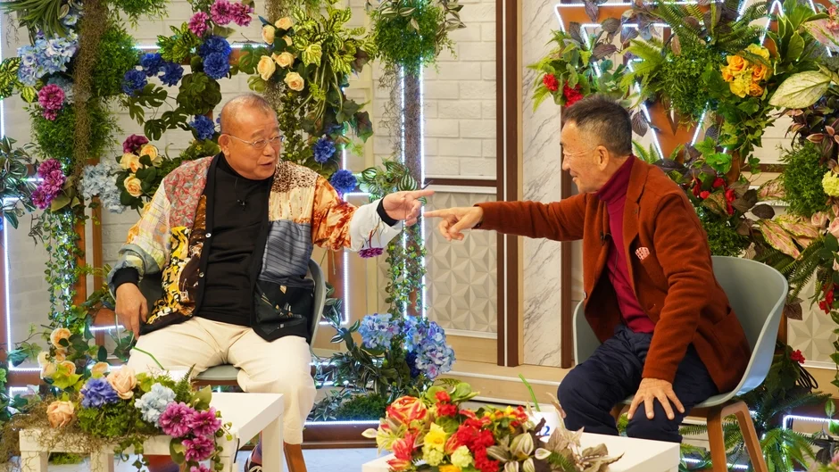 笑顔で対談する鶴瓶さんとせんだみつおさん