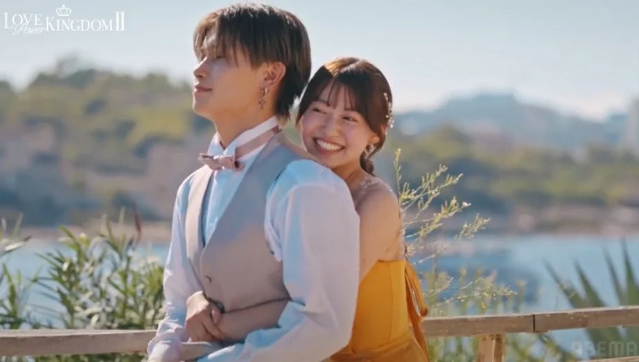 屋外で抱き合うかのさんとたいせいさん