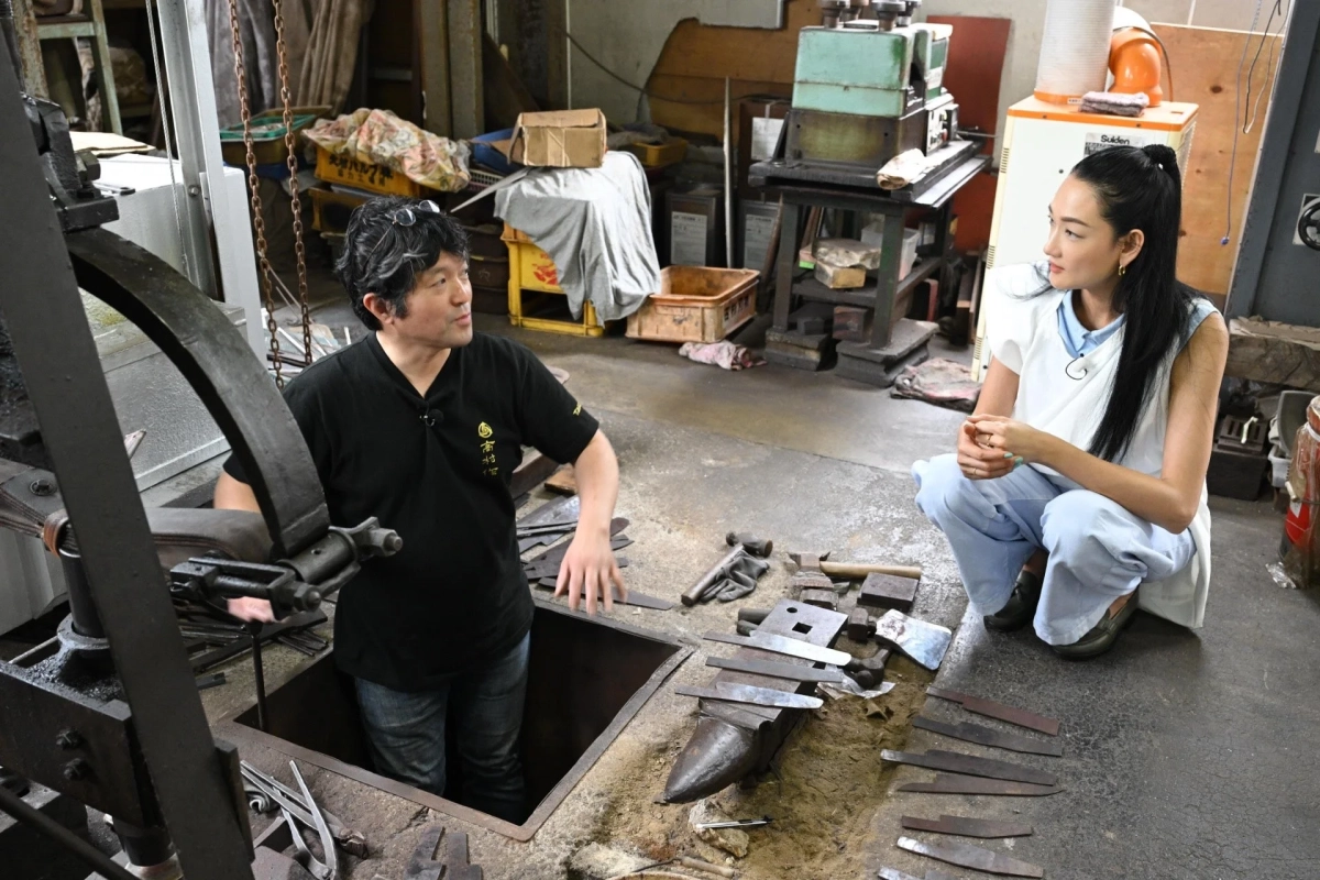 鍛冶工房で作業する職人