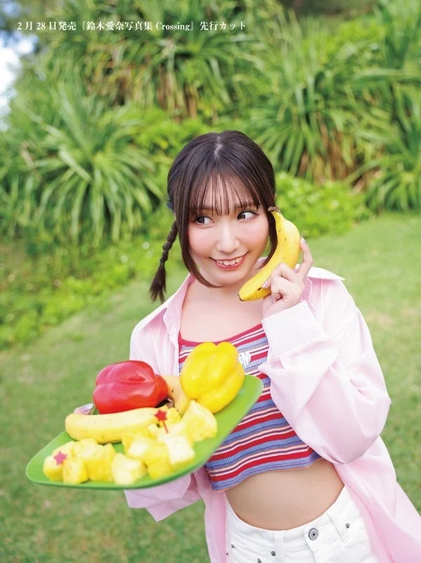 バナナで電話する鈴木愛奈さん