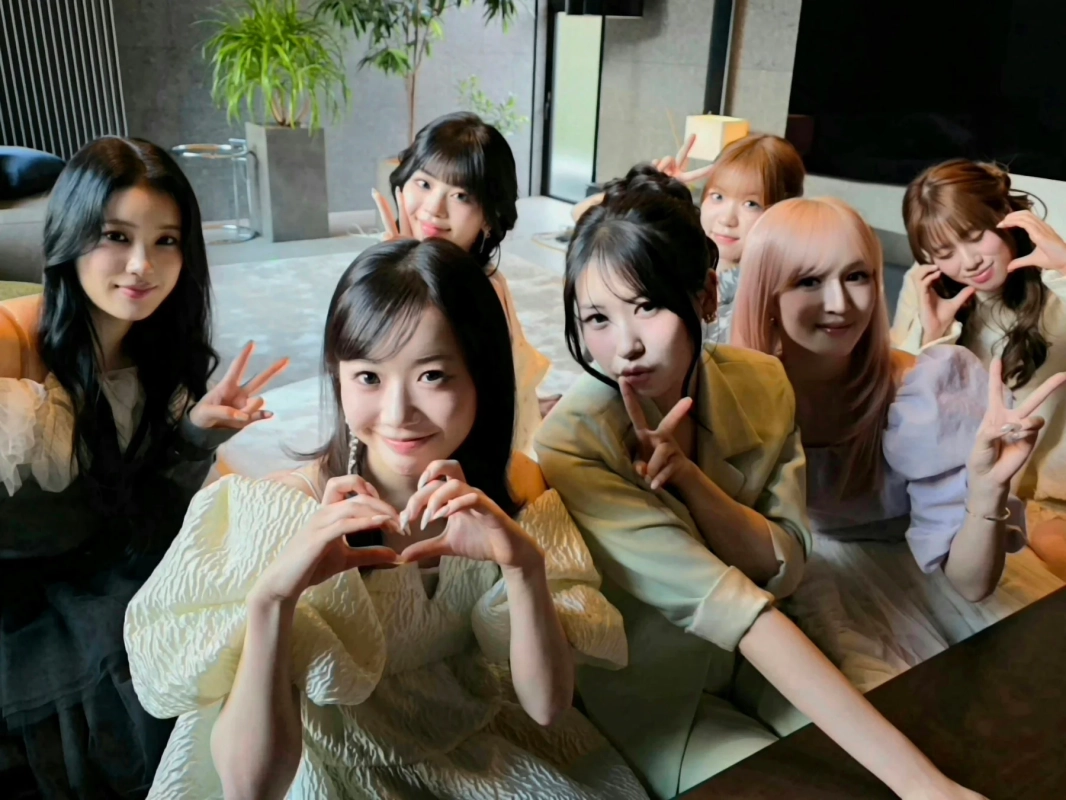 室内でポーズをとるME:I