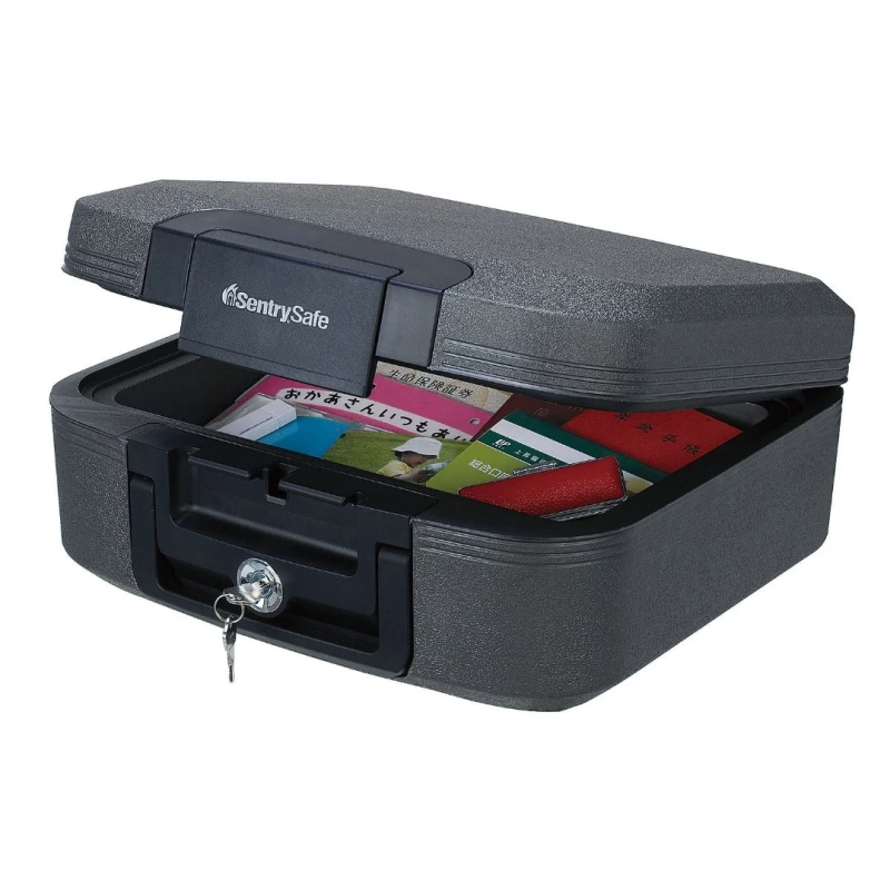 SentrySafeブランドの濃いグレーの耐火金庫が半開きの状態で写っている画像