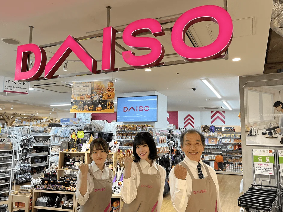 ダイソーの店舗で笑顔を見せる店員たち