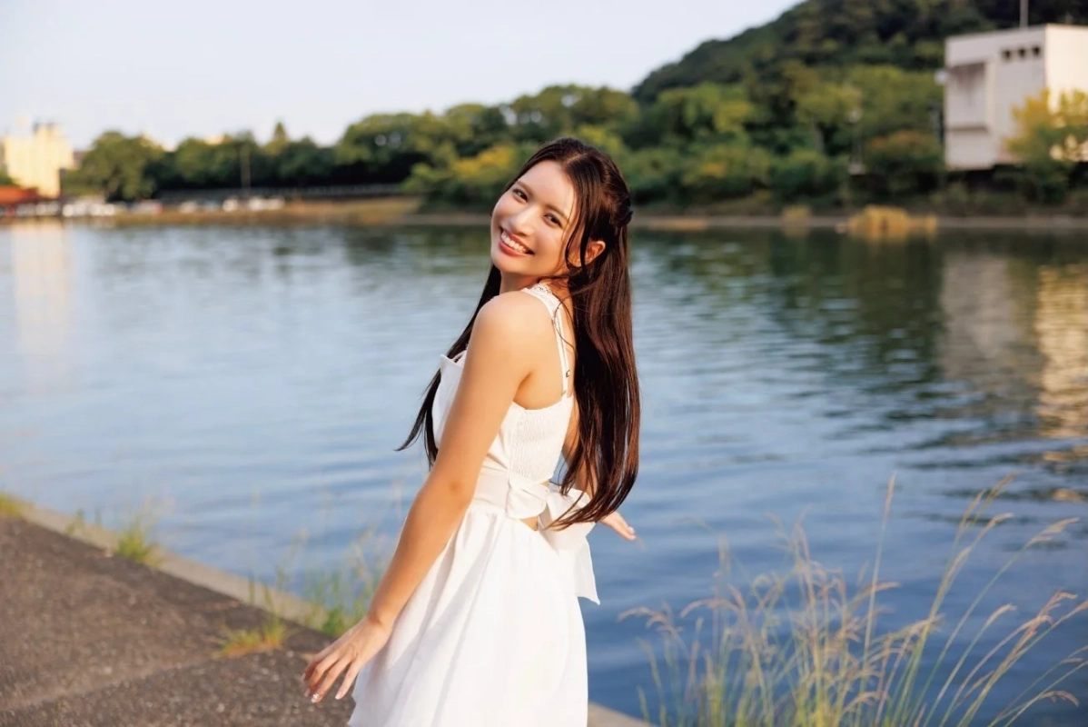 白いワンピース姿で水辺に立つ藤渡小百合さん