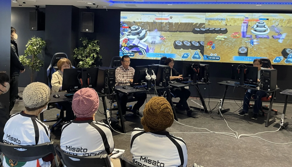 高齢者を含む参加者たちがPCでeスポーツを楽しんでいる様子