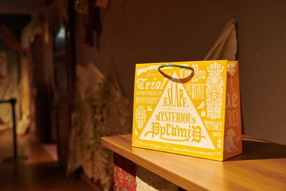 ピラミッドからの脱出をテーマにした黄色のギフトバッグ