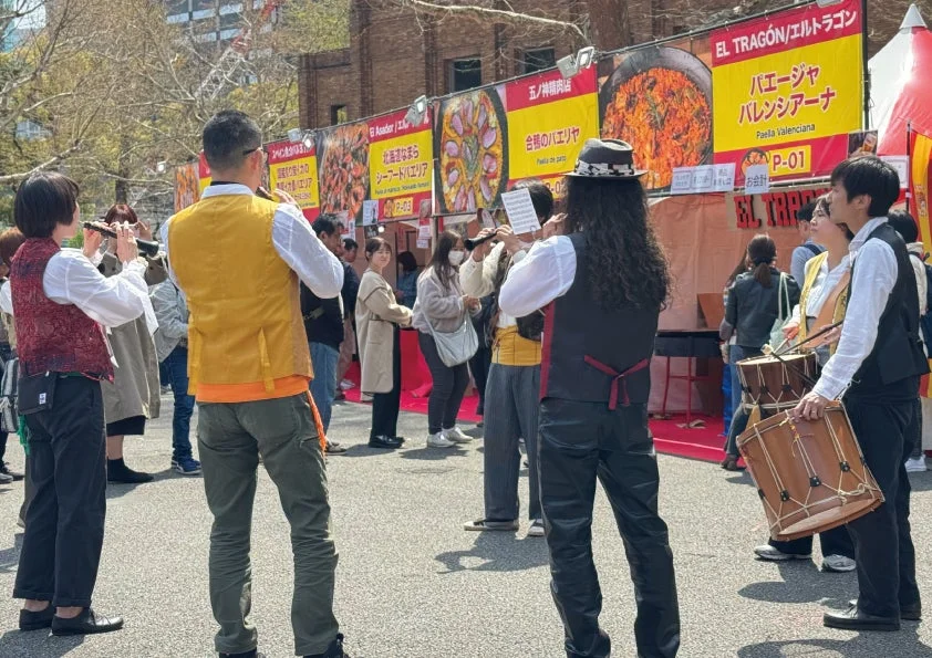 屋外イベントで民族楽器を演奏する人々