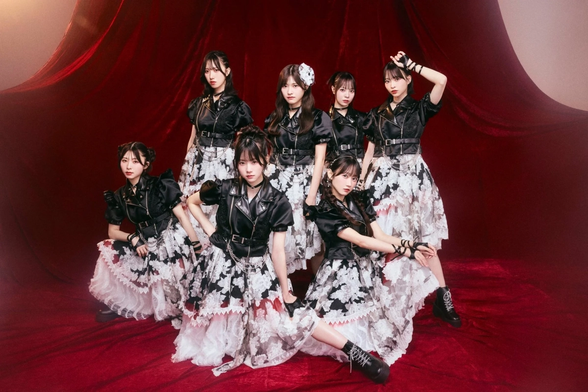 赤い背景のスタジオでのAsIsメンバー7人