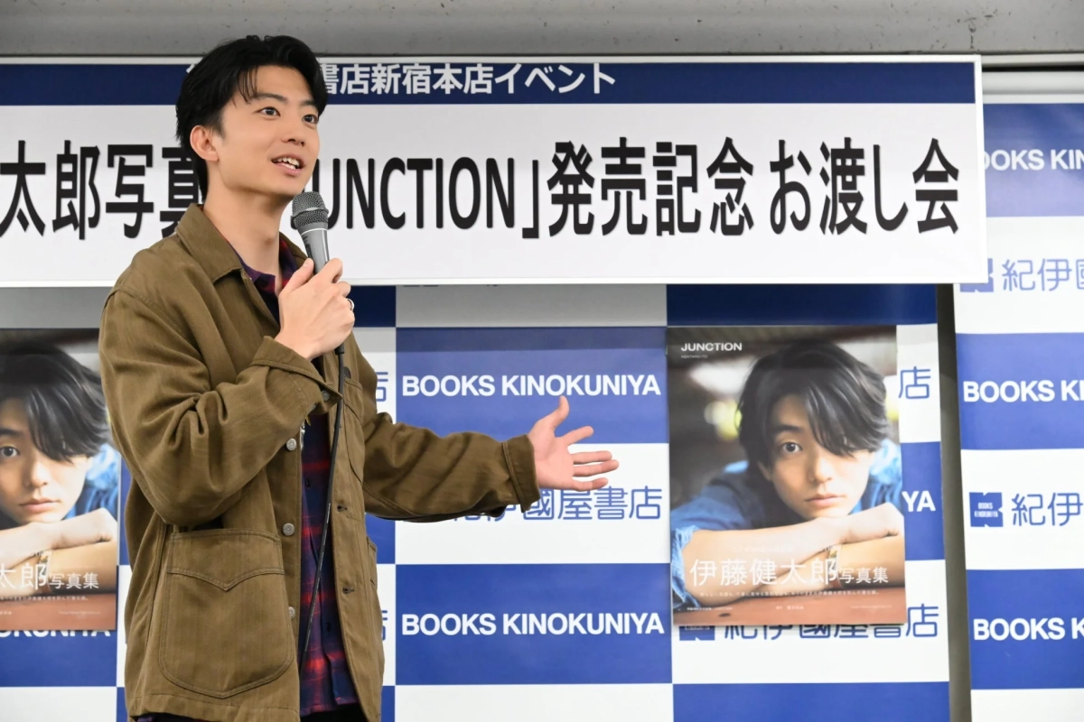 笑顔で会見に応じる伊藤健太郎さん