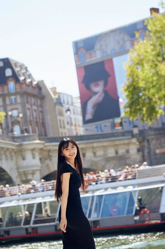 パリの川沿いで笑顔の川﨑桜