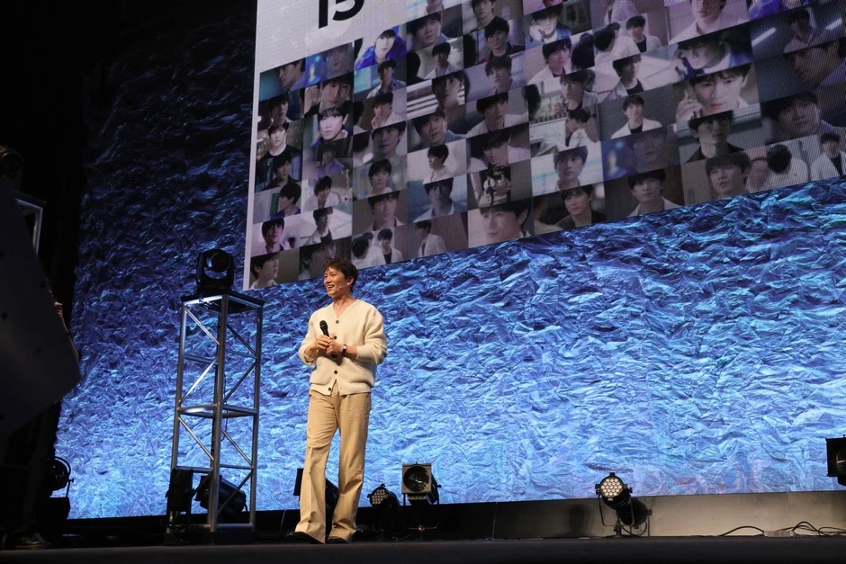 ステージ上のチソンさんとスクリーン