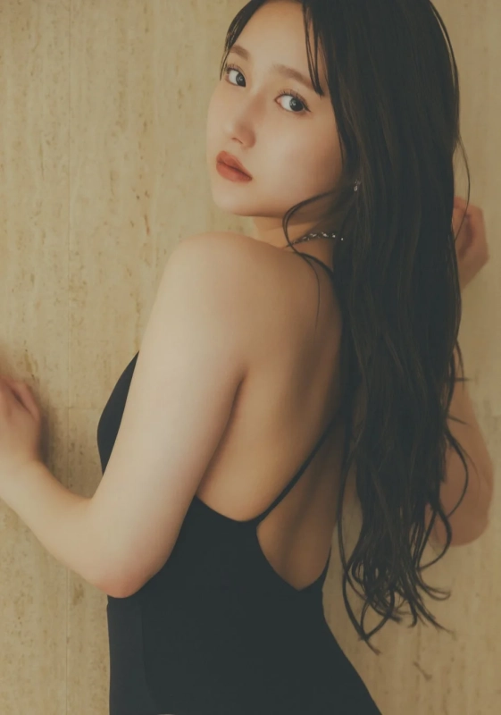 黒い背中開きの服を着用した鈴木くるみさん