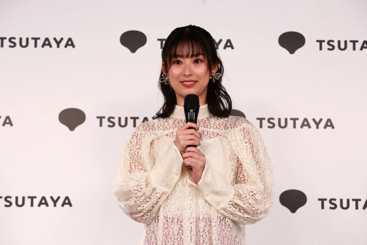 マイクを持ち笑顔で話す井本彩花さん