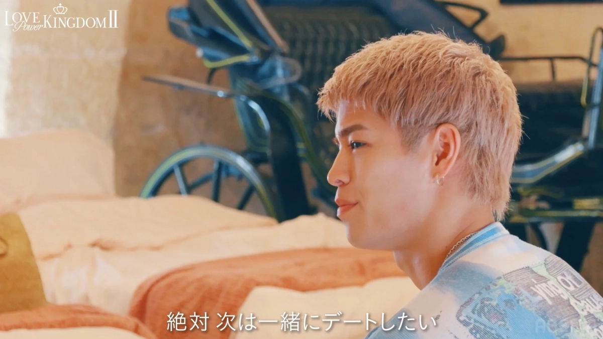 金髪の男性が真剣な表情で座り「絶対次は一緒にデートしたい」のテロップがある画像