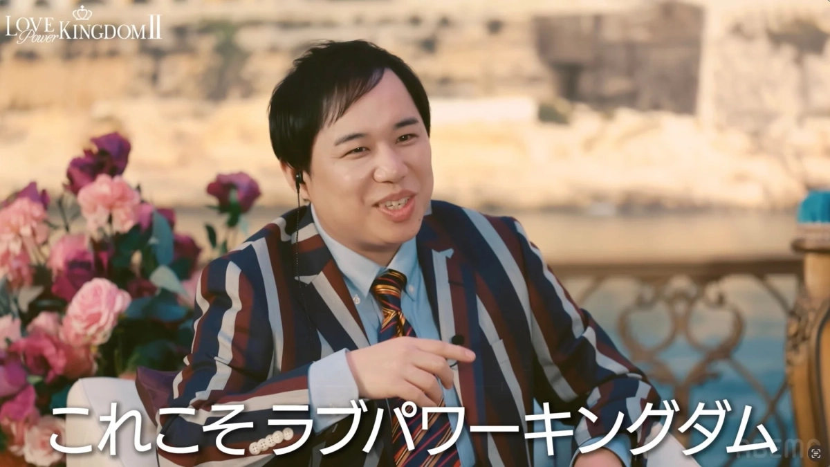 スタジオで話す男性