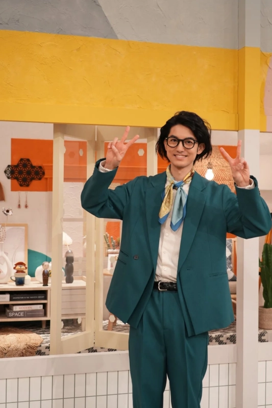 ピースサインをする神田聖司さん