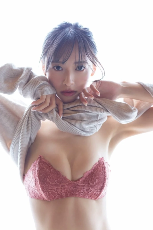 ベージュのセーターを脱ぎかける大槻理子さん