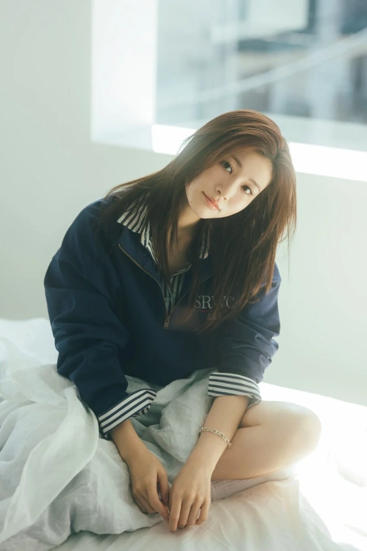 ベッドに座る生見愛瑠