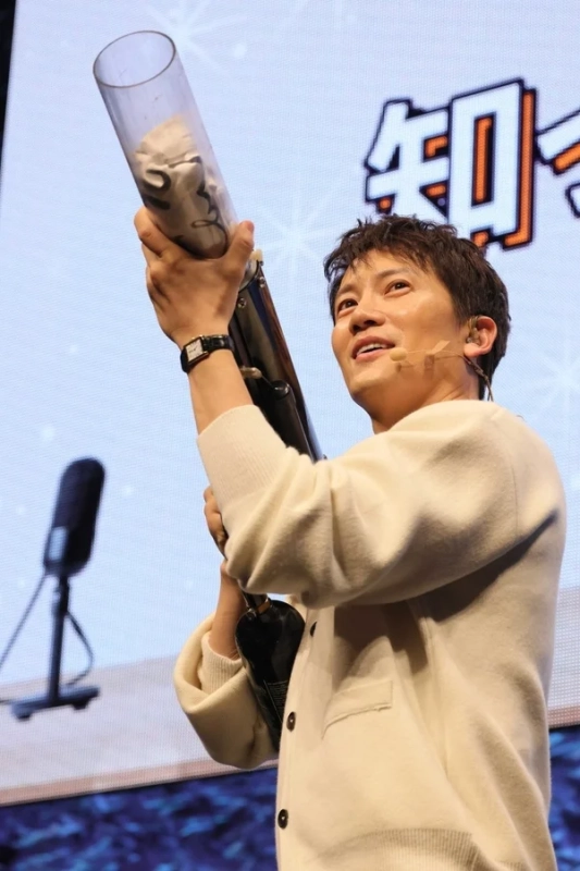 笑顔で道具を持つチソンさん