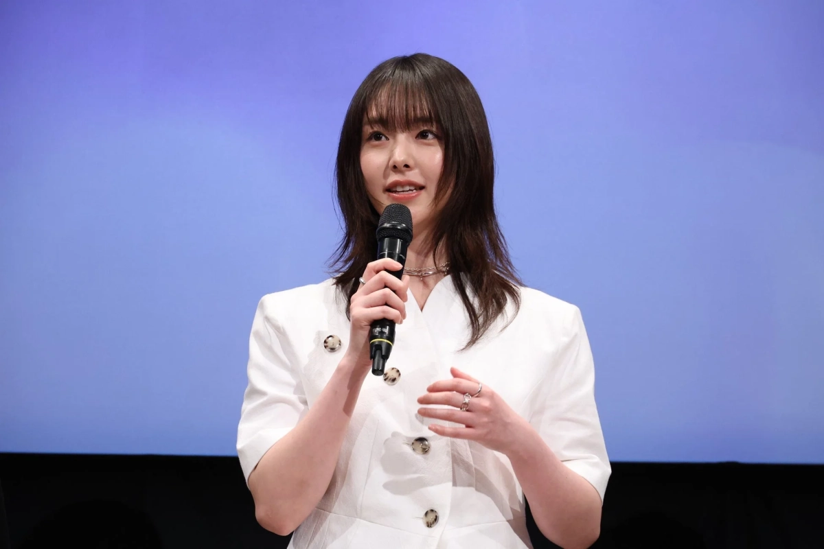 マイクを手に話す唐田えりかさん